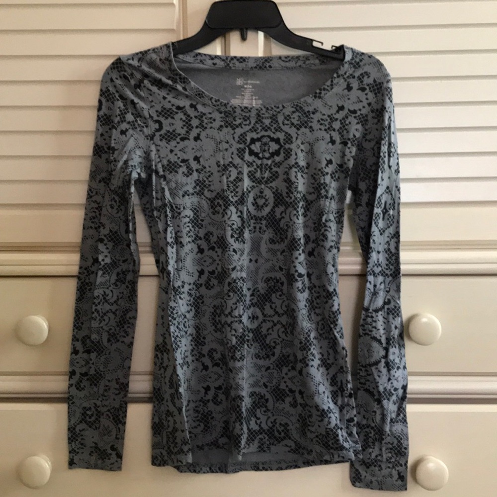 Gray/black top